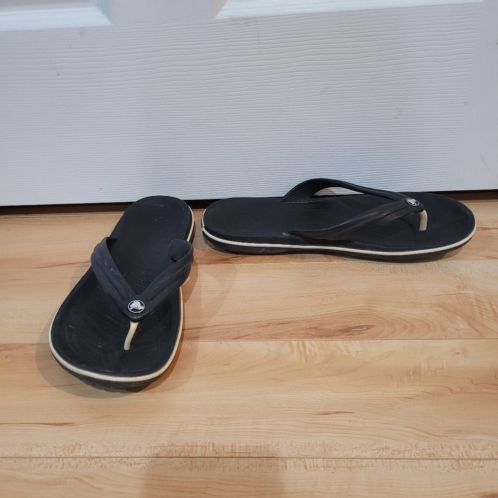 Crocs Men's Size 9 Black Flip Flops